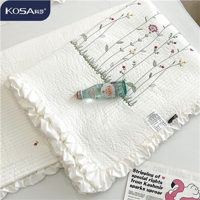 Мягкое и нежное  покрывало с наволочками с нежной вышивкой