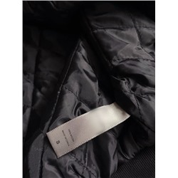 Куртка-бомбер на стеганном подкладке в стиле милитари, декорированная молниями.