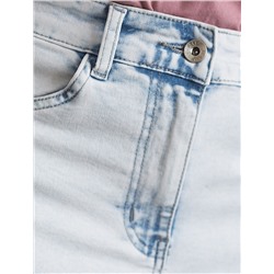 Укороченные джинсы c декоративной стиркой из эластичного плотного денима