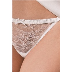 Braga brasileña tira "Just Married" blanca