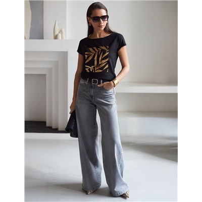 Нарядная футболка с золотистым принтом