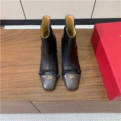 Женские ботинки челси на толстом каблуке с маленькими V-образными пряжками