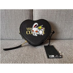 Сумка - мессенджер в форме сердца Versac*e Jean*s Coutur*e цепочкой на одно плечо. Со слов продавца - оригинал