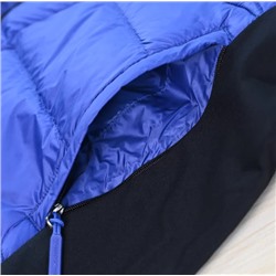 Легкий пуховый жилет средней длины из белого утиного пуха (90%) с капюшоном