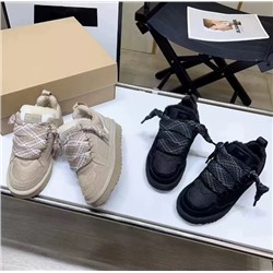 Женские ботинки на плоской подошве с круглым носком и шнуровкой.