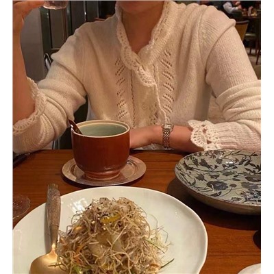 Нежный женский кардиган с отделкой кружевом ручной работы