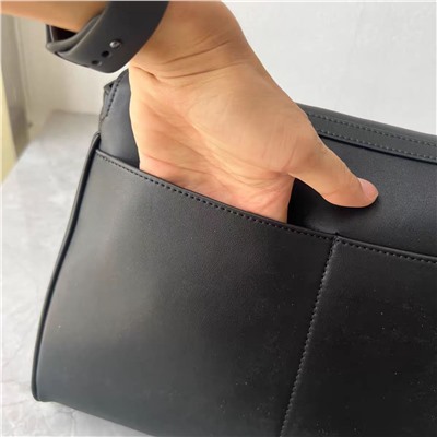 Женская кожаная сумка актуальной формы