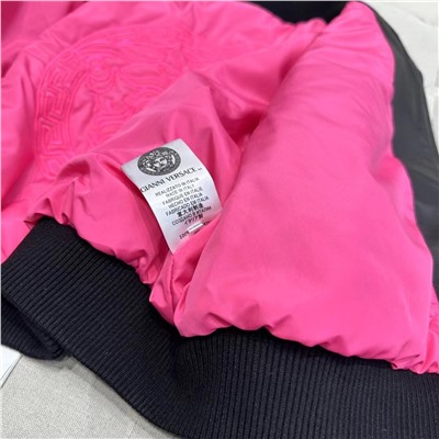 Импортная итальянская кожа ягненка.Очень мягкая.Очень облегающая посадка.Верхняя часть тела очень красивая.Спинка имеет талию и трехмерный крой.Выглядит как уникальная кожаная куртка.