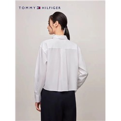 Еще для офиса или учебы - укороченная рубашка свободного кроя и вышивкой на груди Tomm*y Hilfige*r