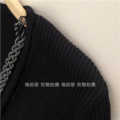 Женский пуловер с V-образным вырезом горловины и декором в виде крупной металлической цепи  Н*М