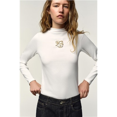 HIGH NECK T-SHIRT WITH BROOCH