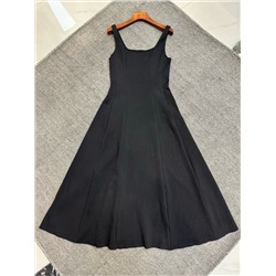 MaxMara PLATANI из коллекции весна-лето 2025 года. Безрукавный фасон с вертикальными складками подчеркивает форму тела, верхняя часть облегает, юбка расклешенная, квадратный вырез горловины создает слегка квадратное ощущение, широкие бретели добавляют устойчивости, а с левой стороны имеется потайная застежка-молния.