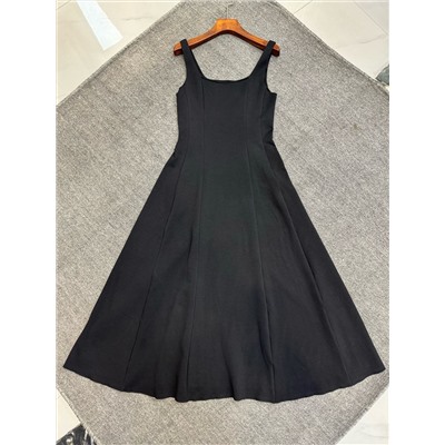 MaxMara PLATANI из коллекции весна-лето 2025 года. Безрукавный фасон с вертикальными складками подчеркивает форму тела, верхняя часть облегает, юбка расклешенная, квадратный вырез горловины создает слегка квадратное ощущение, широкие бретели добавляют устойчивости, а с левой стороны имеется потайная застежка-молния.