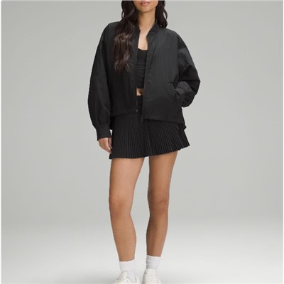 Классический бомбер Lulu в стиле ретро поможет пережить переходные сезоны жары и холода. Эта легкая куртка свободного кроя. В прохладную погоду ее можно носить со свитером, а в прохладную погоду — отдельно. погода жаркая для комфорта. Трехмерный силиконовый логотип бренда на манжетах прост, но индивидуален. Тканый и окрашенный по индивидуальному заказу воротник + манжеты, карманы на молнии для удобного хранения и повышенной безопасности. Ветрозащитная ткань Glyde противостоит проникновению дождя и имеет регулируемый подол для дополнительного тепла. Будь то функциональность или практичность, о качестве говорить нечего! Качество изготовления превосходит все, текстура идеальна, а верхняя часть тела демонстрирует ваш темперамент