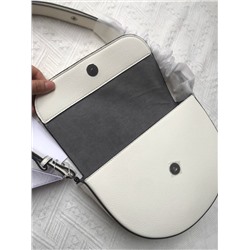 Сумка-седло с клапаном на длинном ремешке в стиле бренда Calvin Klei*n