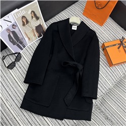 Пальто  Her*, двустороннее шерстяное пальто с большими карманами, изготовлено из высококачественной двусторонней кашемировой шерсти 100. Она плотная и не пропускает свет. Цвет поверхности однородный, волосы тонкие, замша пухлая. С точки зрения производственного процесса, ручная резка швов является очень важным процессом. Он требует от опытных и квалифицированных работников проверки расстояния и глубины шва для каждой детали. Швы необходимо фиксировать простыми полосками, чтобы обеспечить герметичность швов. сшиты, линии более плавные и изысканные. Каждое двустороннее шерстяное пальто по своей сути роскошно, а ценность его кроется в упорном труде. Это связано не только с превосходством готовой продукции ручной работы, но и с самими характеристиками ткани, которые заложили основу для более высокой цены