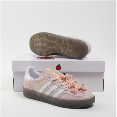 ⏺Adidas Gazelle x Hello Kitty
