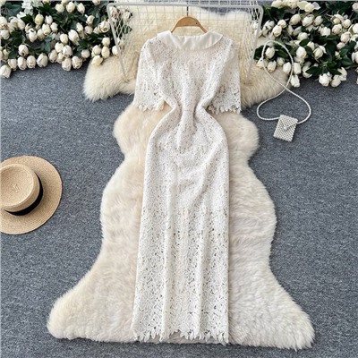 Красивое элегантное кружевное платье