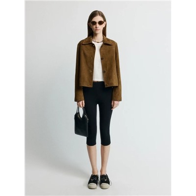 Женская замшевая куртка свободного кроя со спущенным плечом