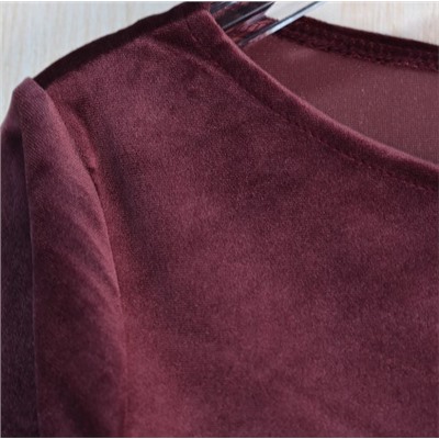 Бархатное платье с круглым вырезом и длинными рукавами