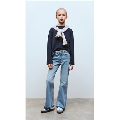 Jeans flare bajo deshilachado