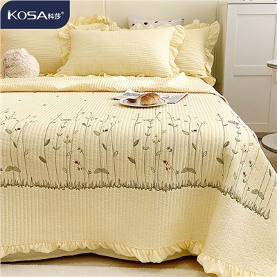 Мягкое и нежное  покрывало с наволочками с нежной вышивкой