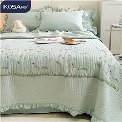 Мягкое и нежное  покрывало с наволочками с нежной вышивкой