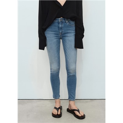 Jeans skinny tiro medio