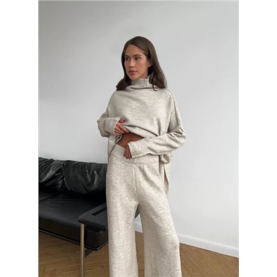 Комплект из свитера с высоким воротником и разрезом и вязаных брюк свободного кроя