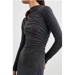 Изысканное базовое платье с высоким воротом