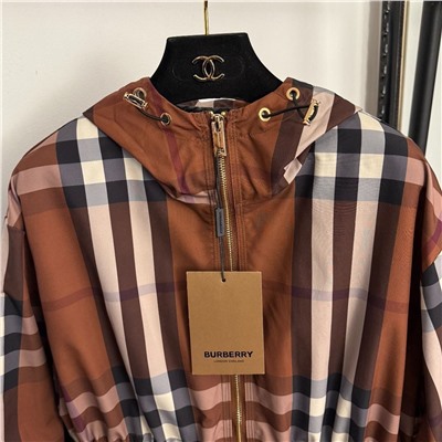 Женская куртка-ветровка в клетку контрастного цвета с капюшоном  Burberr*y