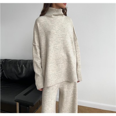 Комплект из свитера с высоким воротником и разрезом и вязаных брюк свободного кроя