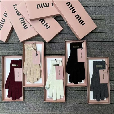 Miu Miu зимние теплые кашемировые женские перчатки с двусторонней полоской и металлической этикеткой, с сенсорным экраном. Доступны в пяти цветах: чёрный, белый, серый, красный и кофейный, 1 пара в оригинальной подарочной упаковке
