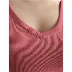 Футболка с V вырезом из фактурного трикотажа в рубчик