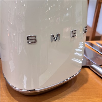 Набор из 7 предметов для ретро-ножей SMEG Blue Knife, потолок стоимости ножей  Нож изготовлен из импортной нержавеющей стали марки 304, которая безопасна, полезна для здоровья, долговечна и износостойка. Интегрированная ручка очень удобна и легка в использовании.  В комплект входят универсальный нож, нож для мяса, нож сантоку, нож для хлеба, поварской нож и подставка для ножей, всего 7 предметов!