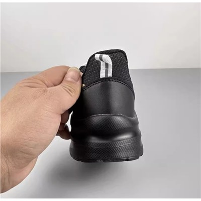 Кроссовки спортивные