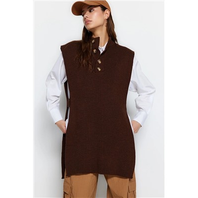 TRENDYOL MODEST Kahverengi Yarım Pat Düğmeli Yandan Şerit Detaylı Triko Süveter TCTAW24UV00004