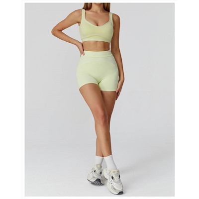 Легкий женский спортивный костюм