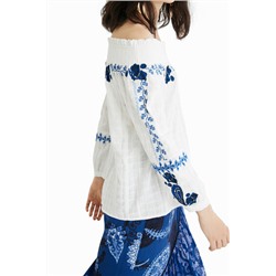 Blusa cuello barco bordada