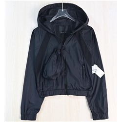 Куртка с капюшоном в спортивном стиле для отдыха на открытом воздухе