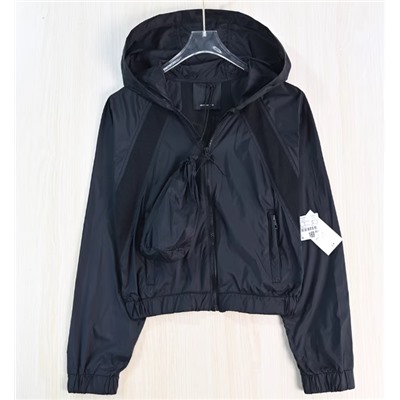 Куртка с капюшоном в спортивном стиле для отдыха на открытом воздухе