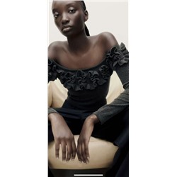 Женский лонгслив с открытыми плечами и объемным декором  ЗАР*А