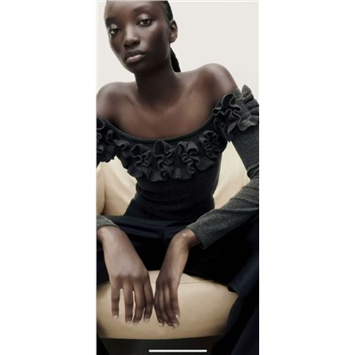 Женский лонгслив с открытыми плечами и объемным декором  ЗАР*А