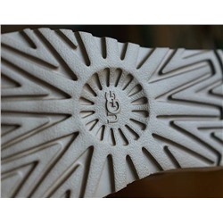 UG*G женские угги из натуральной овчины по хорошей цене. Отшиты на фабрике из остатков оригинальных тканей бренда ( цена на оф сайте выше 18 000 )