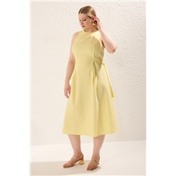 Trendyol Curve Açık Sarı Belde Ayarlanabilir Aksesuarlı Midi Boy Dokuma Büyük Beden Elbise TBBSS25AH00100