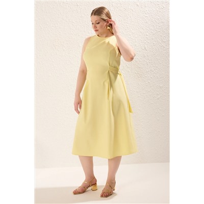Trendyol Curve Açık Sarı Belde Ayarlanabilir Aksesuarlı Midi Boy Dokuma Büyük Beden Elbise TBBSS25AH00100