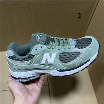 Редкая модель кроссовок  N*B  2002R