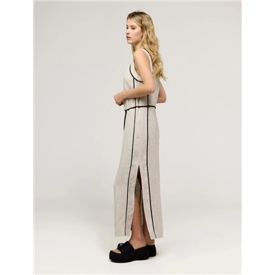 Бежевое приталенное платье без рукавов с поясом