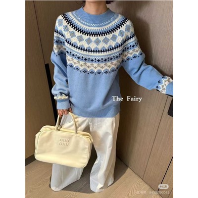 Женский свитер Mi*uMi*u в красивом небесно голубом цвете