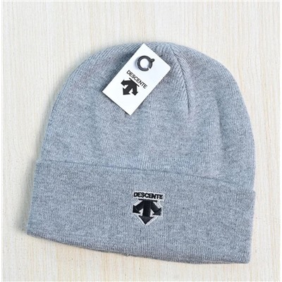 Зимняя теплая вязаная шапка унисекс с вышивкой DESCENT*E